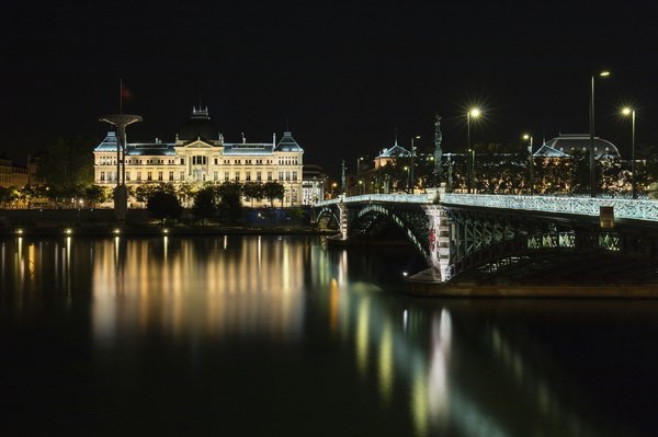 Analyser les différents systèmes juridiques du commerce international